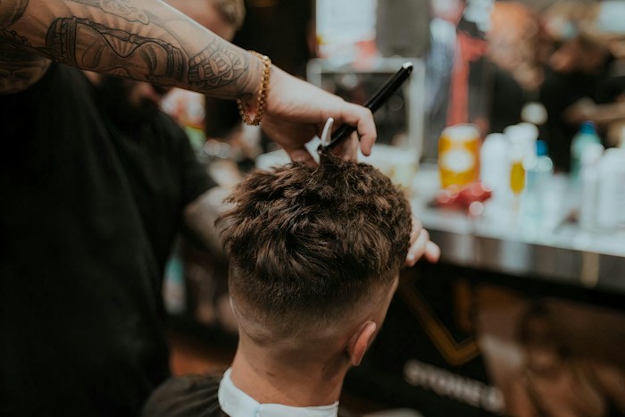 Barba masculina sendo feita