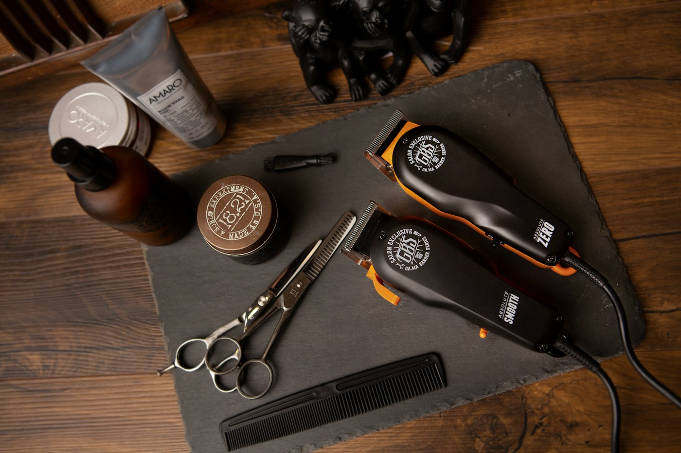 Barbeiro trabalhando em corte masculino