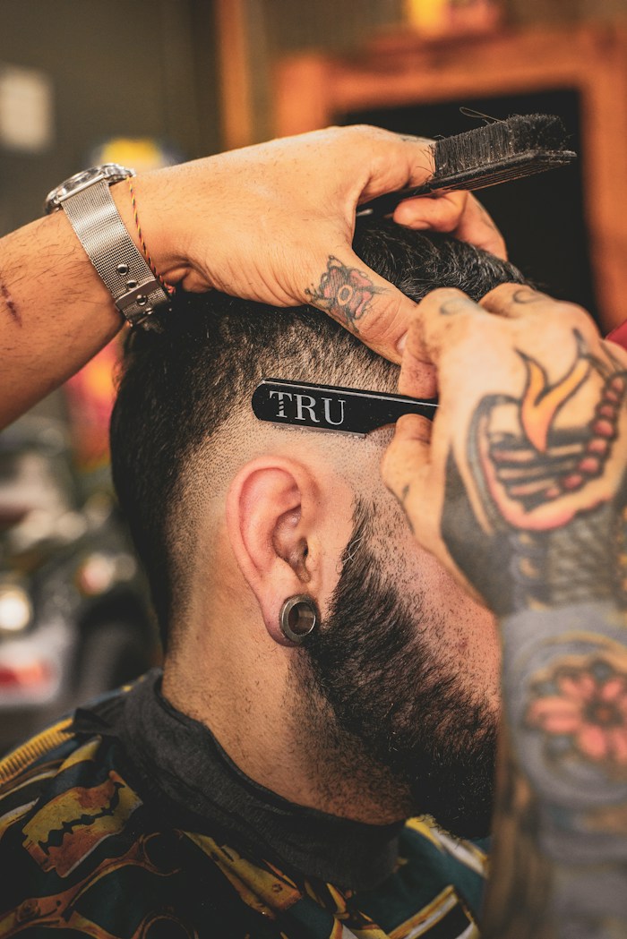 Corte masculino em barbearia