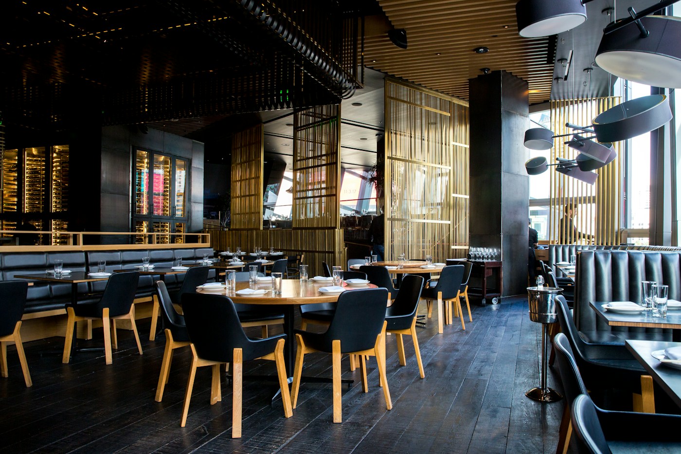 Restaurante sofisticado com ambiente profissional